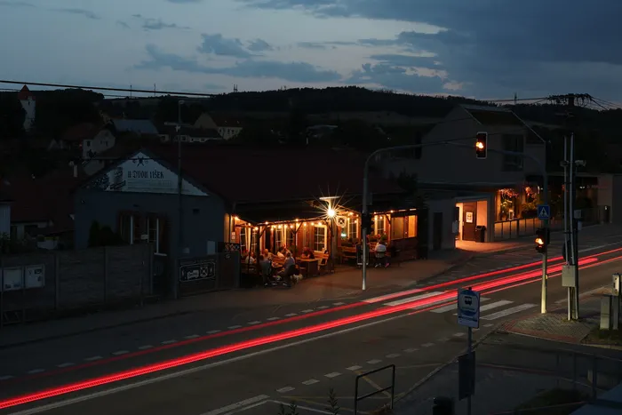 Den pomalu končí · Po setmění U Dvou lišek
