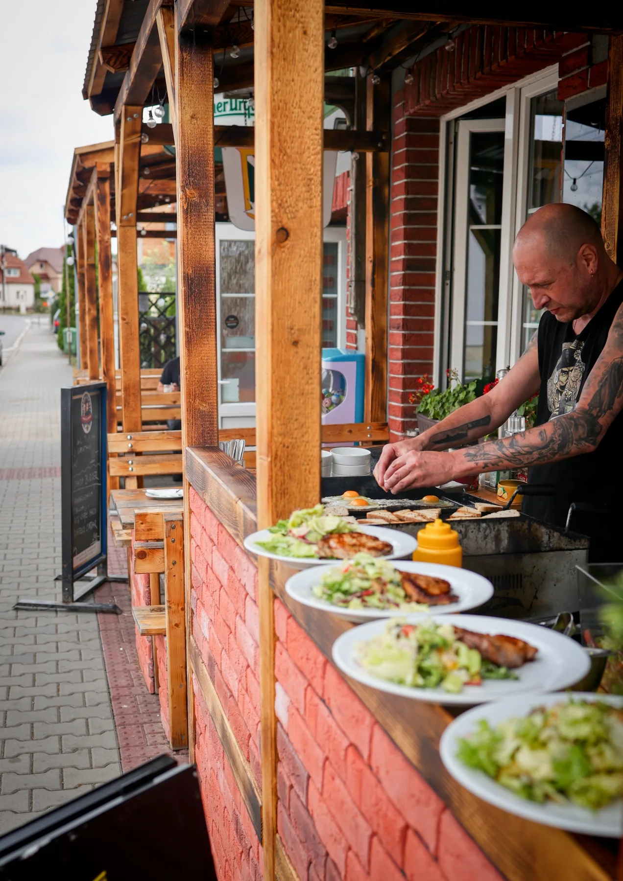 Příprava pohoštění na grilu U Dvou lišek